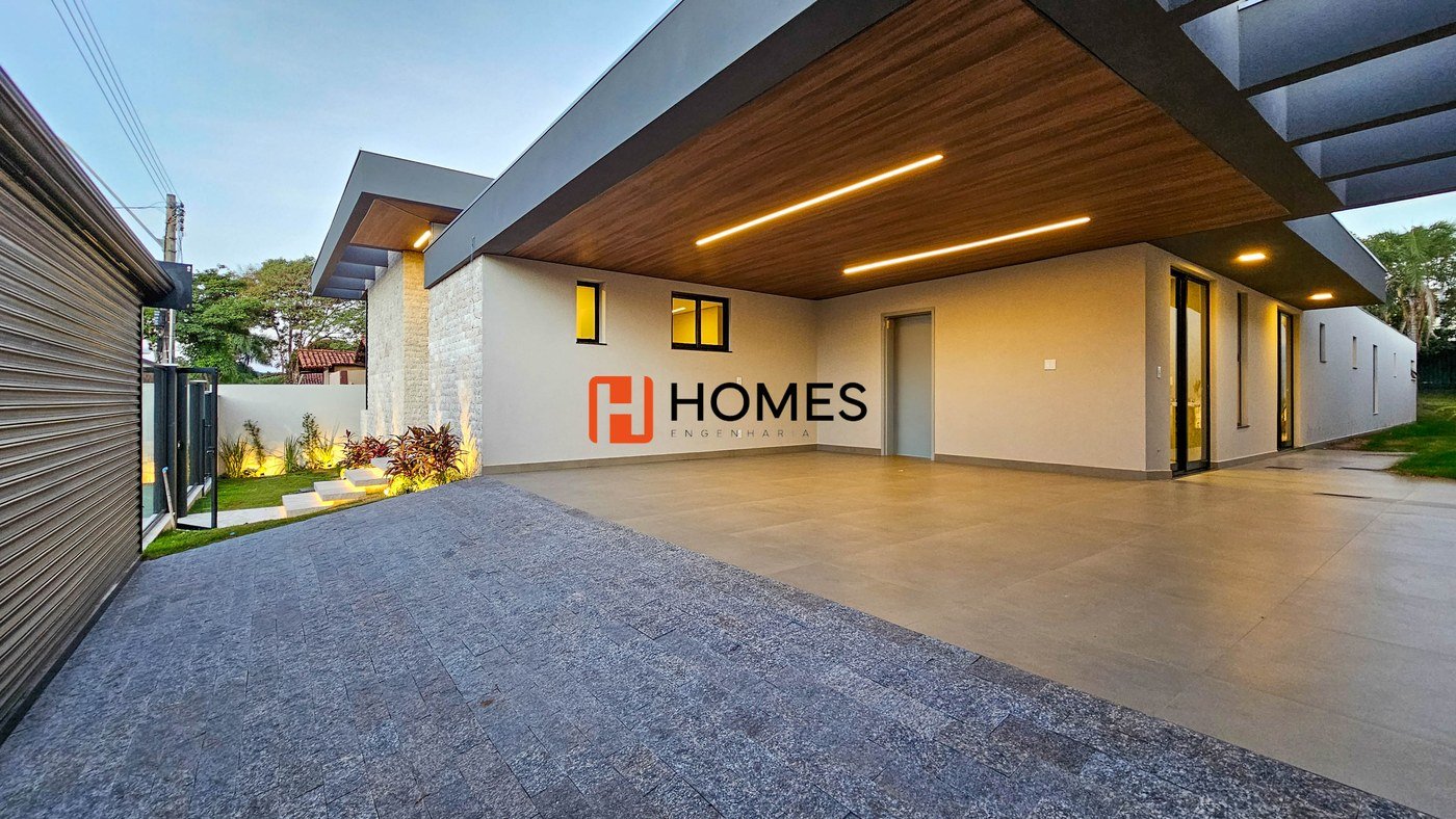 Fachada de residência contemporânea ao entardecer