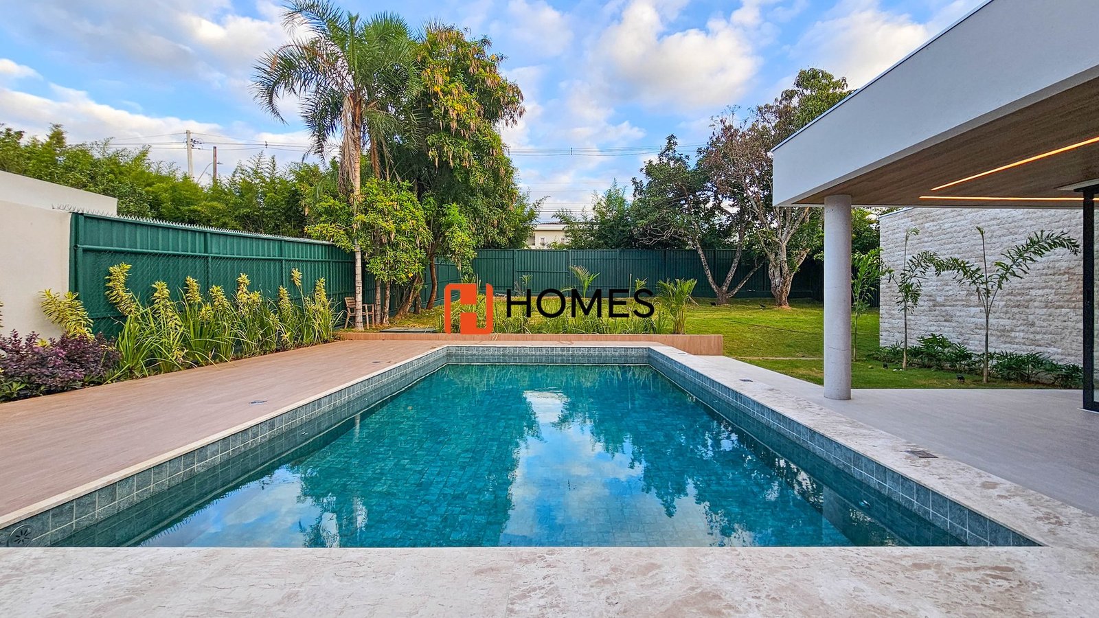 Área externa de uma residência contemporânea construída pela HOMES